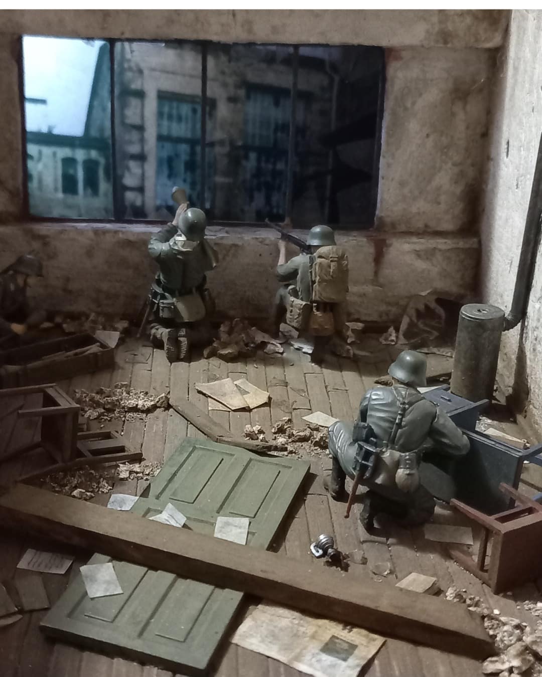 Un diorama que detiene el tiempo en plena Segunda Guerra Mundial: Pablo Gargantini transforma una simple oficina en ruinas en una posición defensiva cargada de tensión, detalle y narrativa. Figuras, mobiliario, paredes de yeso texturadas y un ventanal destrozado construyen una escena donde cada objeto cuenta una historia de resistencia. Una obra que muestra cómo, en medio del caos, un espacio cotidiano puede convertirse en un último refugio.