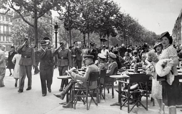Soldados alemanes en un café de París frente a los Campos Elíseos. 1940.