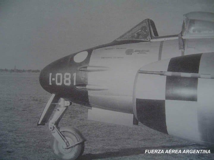 El Gloster Meteor Mk-IV (I-081) identificando a su Escuadrón.